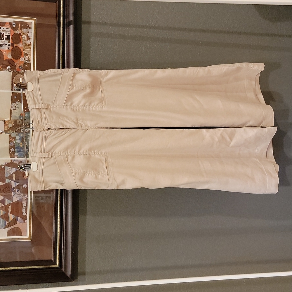 Level 99. Linen. Flared Capri.  Wide leg.